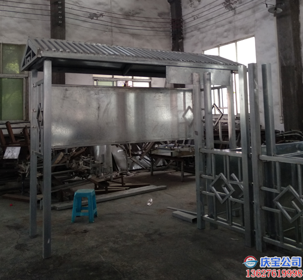 重庆钢制垃圾分类宣传栏岗亭配套四分类箱焊接加工进行时(图5)